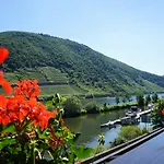 Moselhotel & Restaurant Zur Traube Gmbh فندق لوف